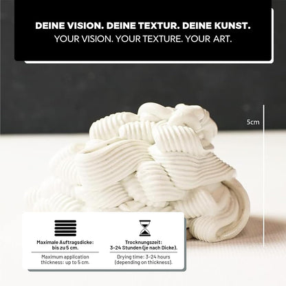 Aufgetragene LM Kreativ Strukturpaste als dicke, wellenförmige Textur mit Hinweis auf eine mögliche Schichtstärke von bis zu 5 cm.