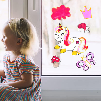 Kind betrachtet selbst gestaltete Einhornmotive am Fenster mit dem LM Kreativ Window Color.