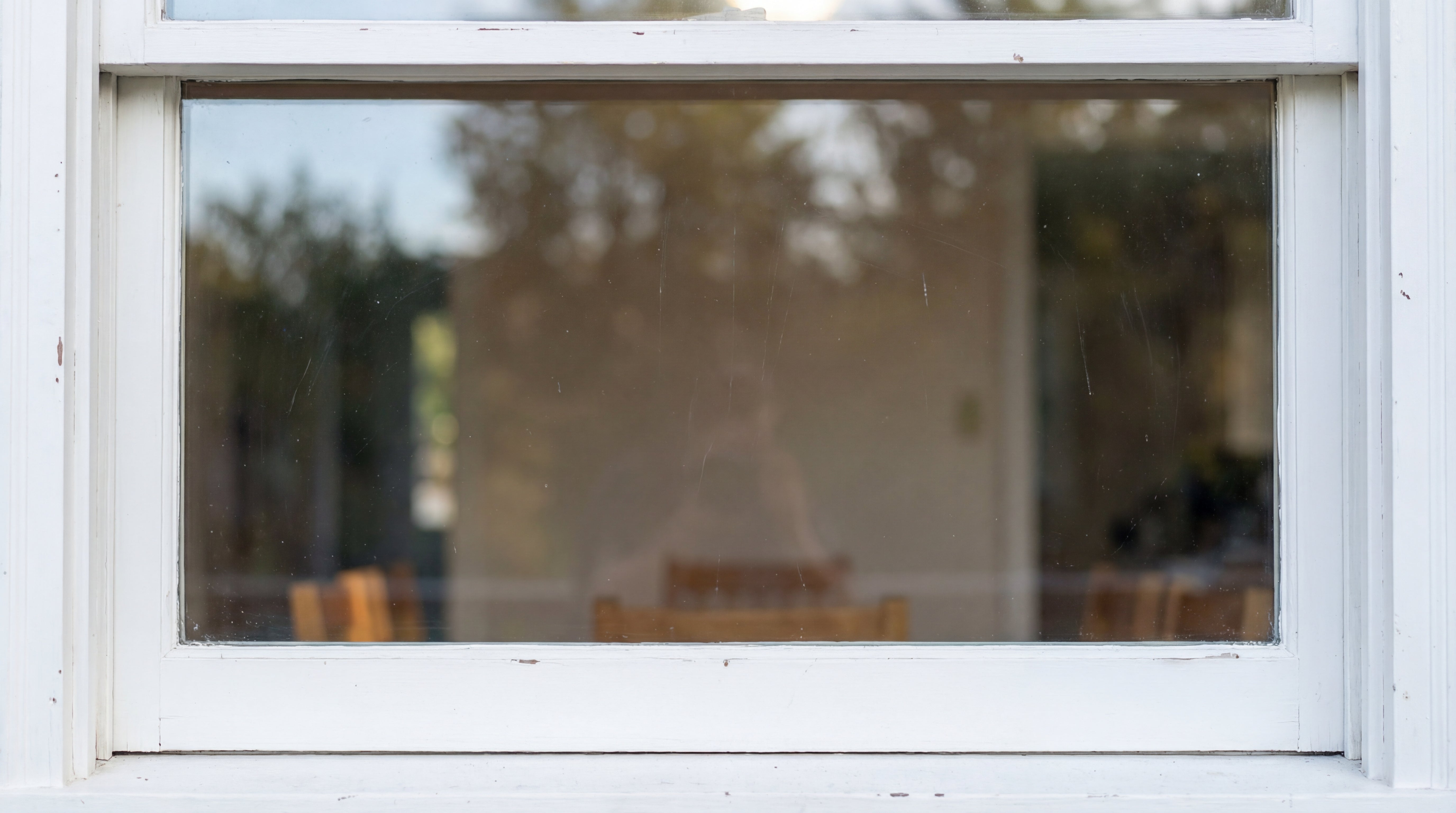 Leeres Fenster mit weissem Rahmen als vorbereitete Flaeche fuer Motive aus dem LM Kreativ Window Color Set 1001 Nacht.