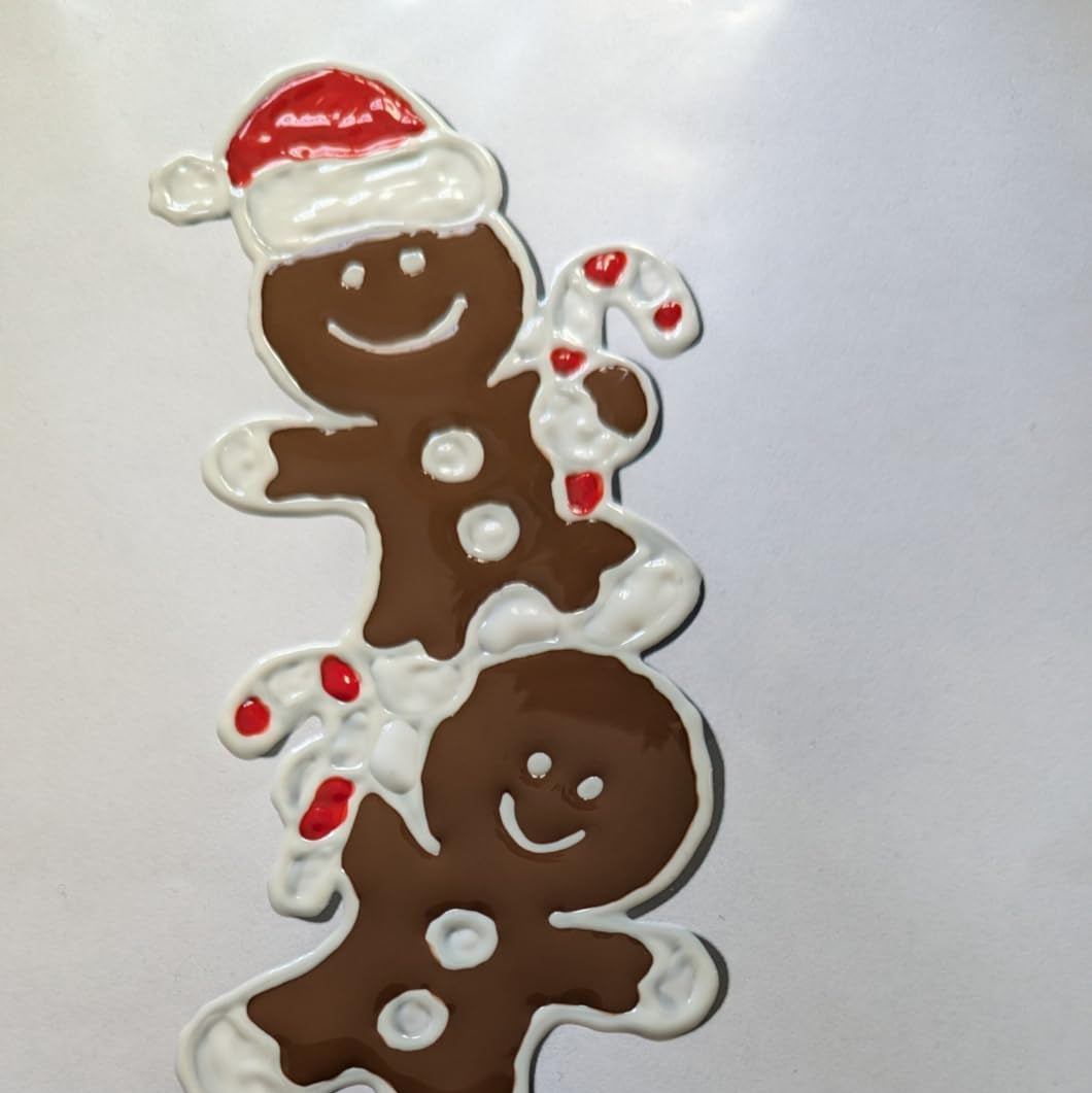 Mit dem LM Kreativ Window Color Set Kleine Entdecker gestaltete Lebkuchenmaennchen als Fensterbild mit weisser Kontur und roter Weihnachtsmuetze.