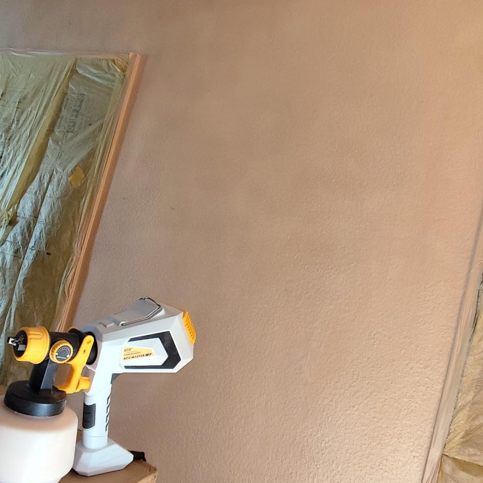 Vorbereitung der Wandfläche – gleichmäßige Basis für optimalen Metallic-Effekt.