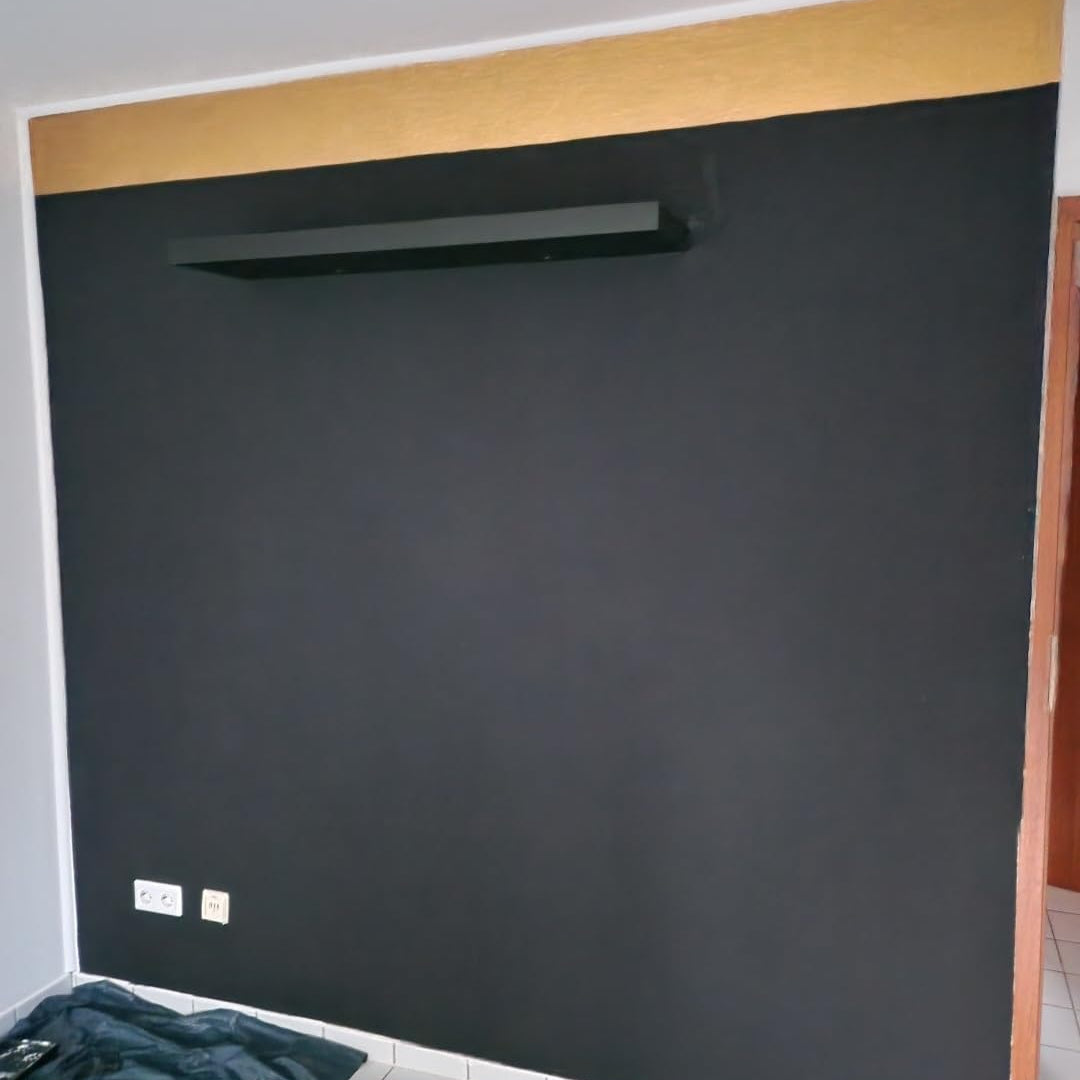 Vorher: Dunkel gestrichene Wand ohne Struktur und Glanzeffekt.