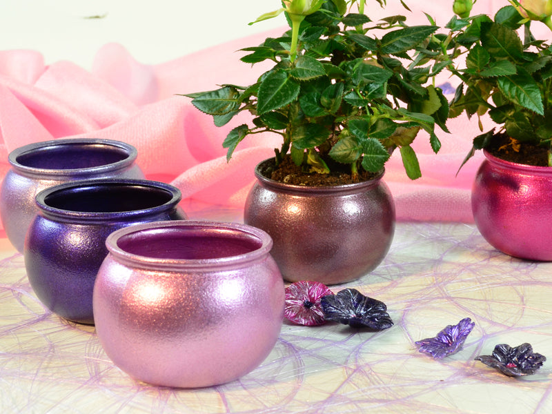 Mit Maya Gold bemalte Blumentöpfe mit intensiver Farbtiefe und metallischem Schimmer als kreative Dekoration