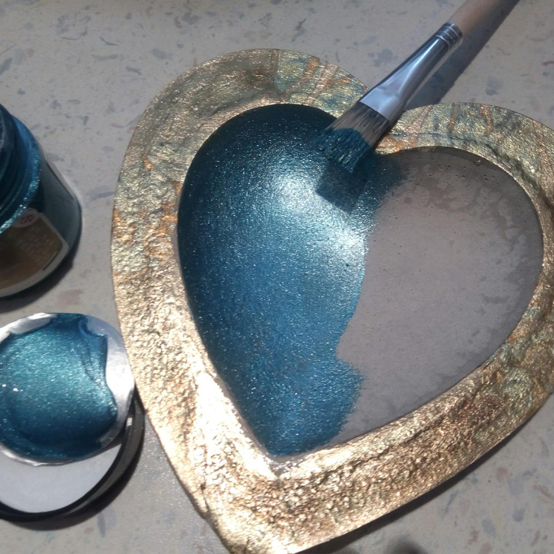 Auftragen von Maya Gold Effektfarbe mit Pinsel auf dekoratives Herz für gleichmäßigen Metallic-Effekt