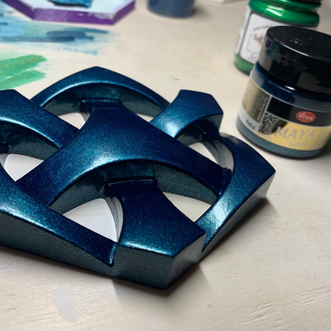 Dekoratives Objekt mit Maya Gold Effektfarbe – intensive Farbtiefe und feiner Metallglanz