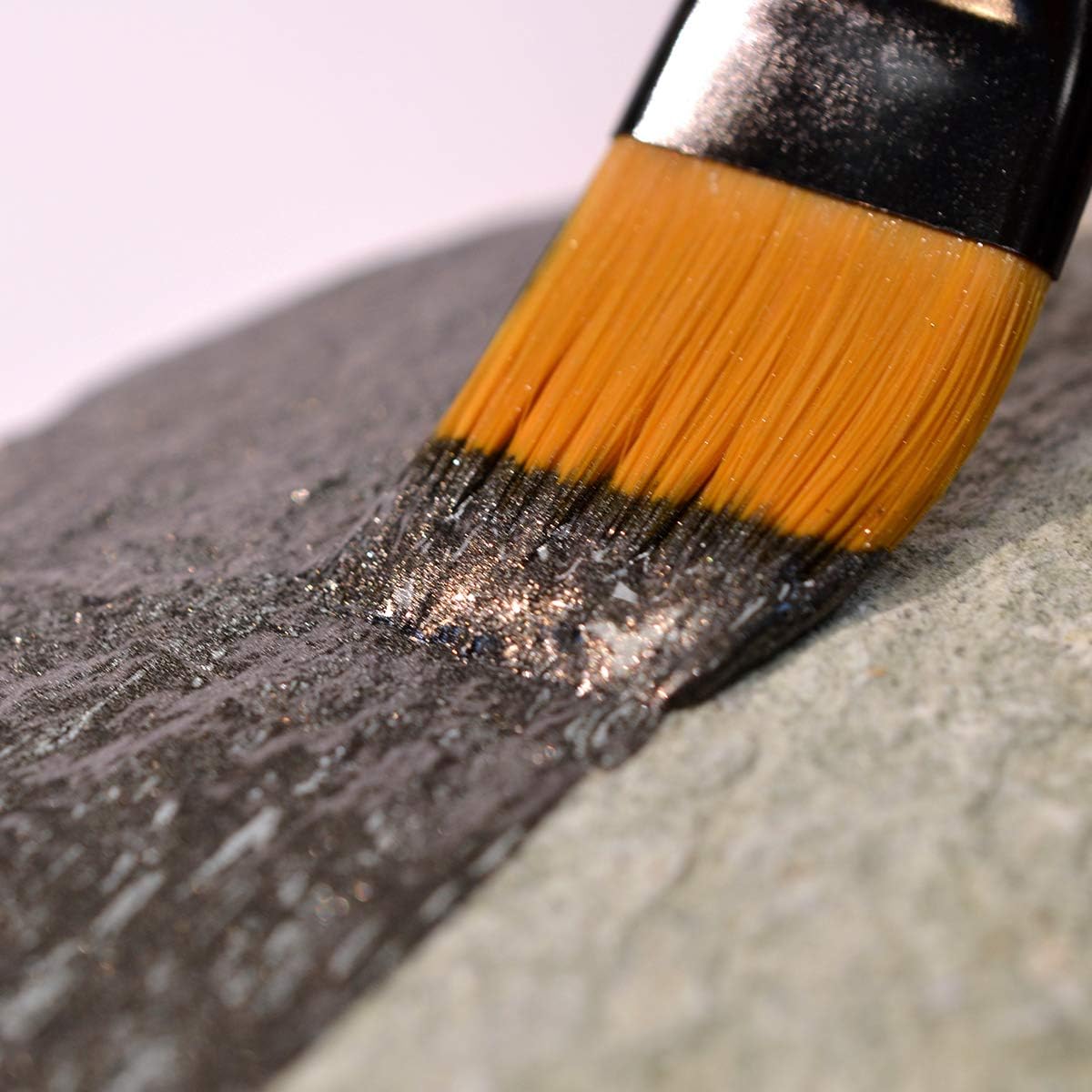 Pinselauftrag von Viva Decor Maya Gold auf Stein – gleichmäßiger Farbauftrag mit intensivem Metallglanz