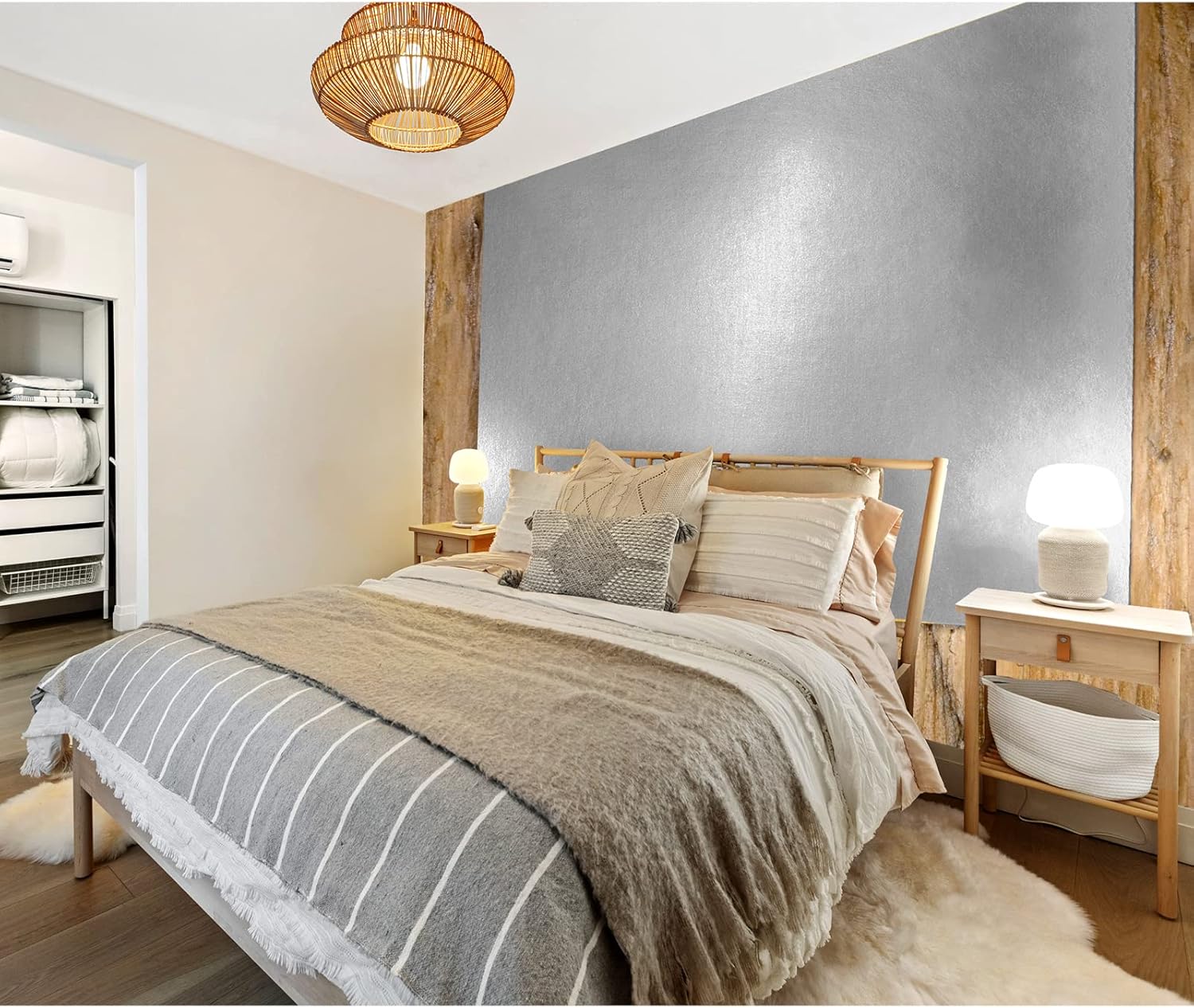 Schlafzimmer mit silberner Metallic Wandfarbe von My Color Room als schimmernde Akzentwand hinter dem Bett.