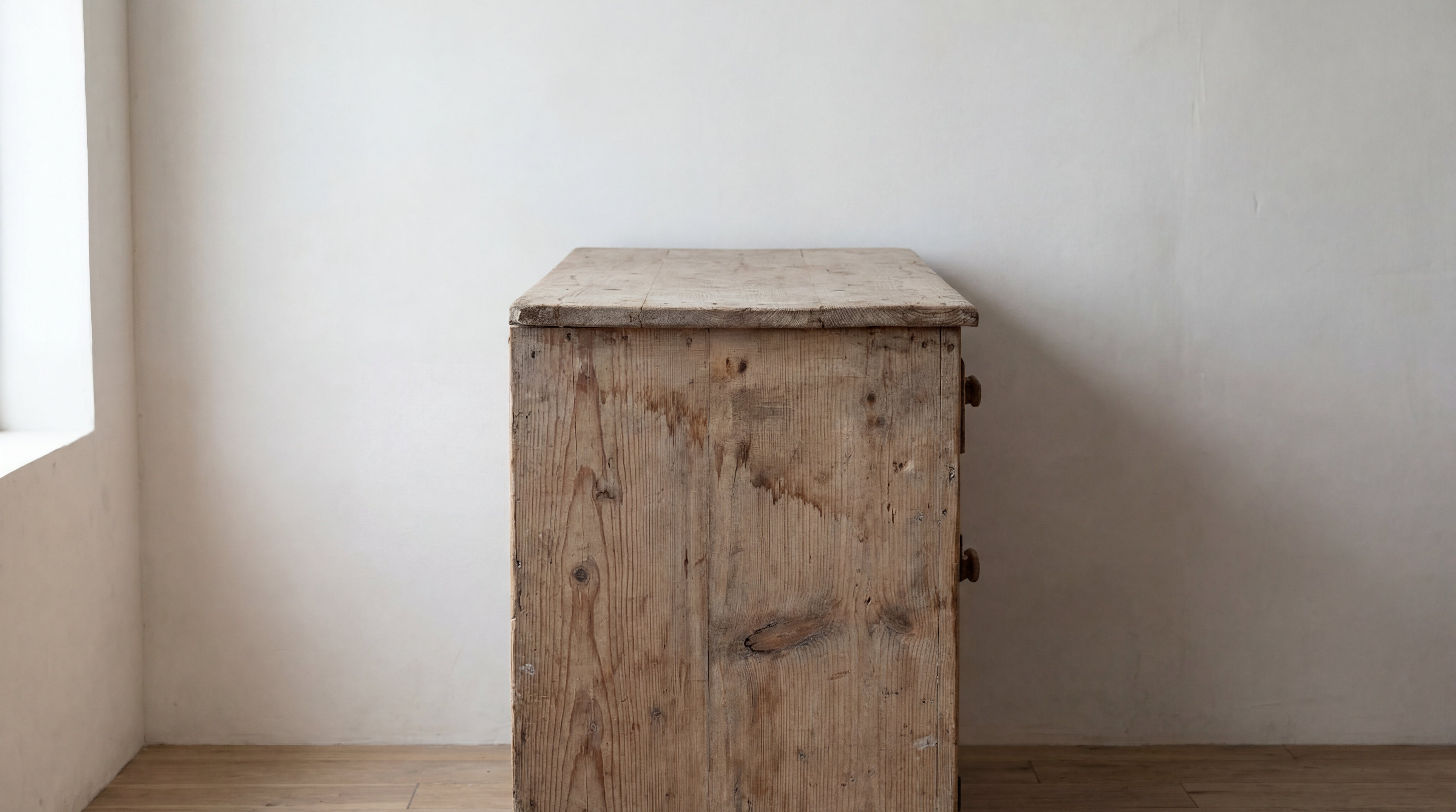 Unbehandelte Holzkommode aus naturbelassenem Holz vor dem Anstrich.