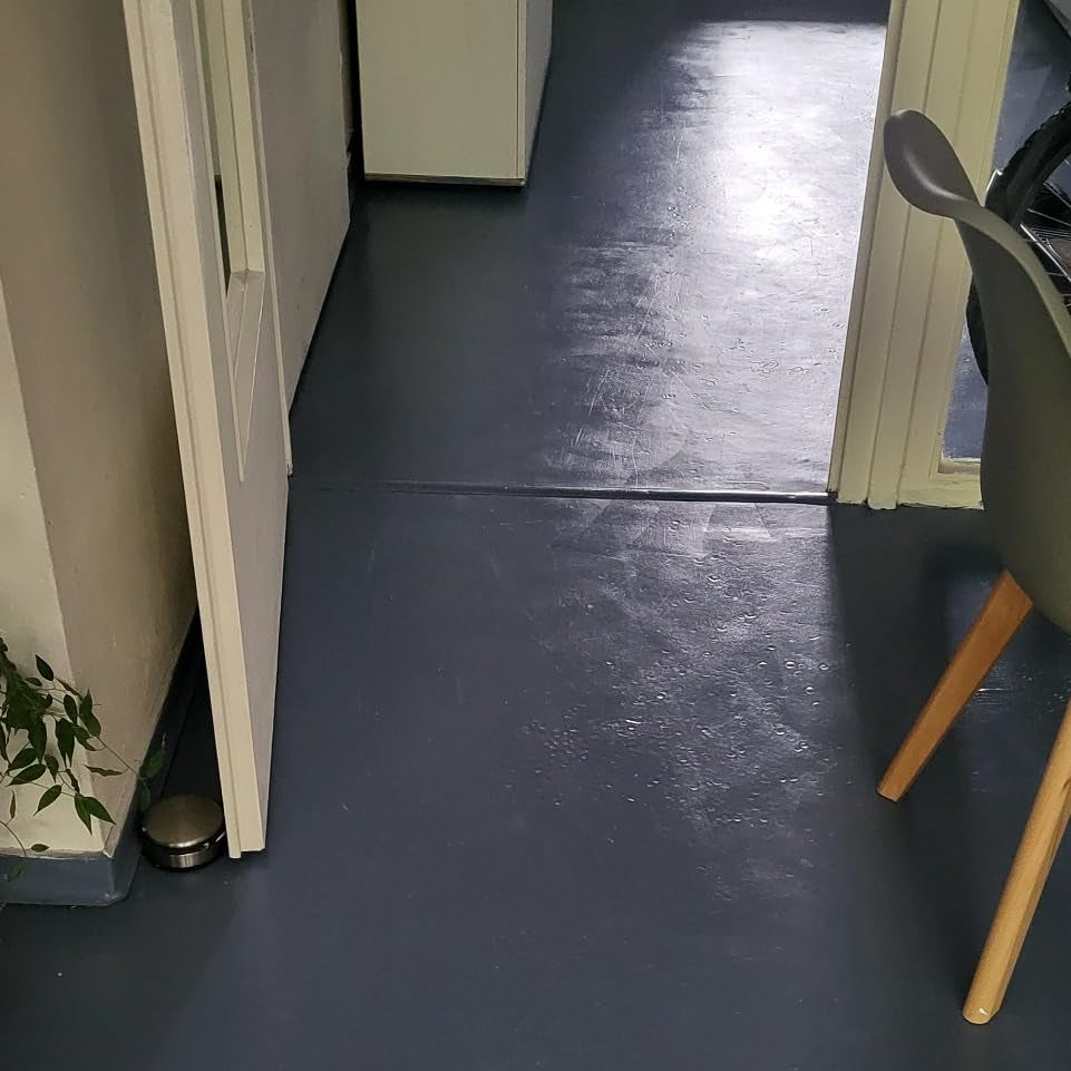 Mit My Paint 2in1 Klarlack beschichteter Boden in einem Innenraumflur