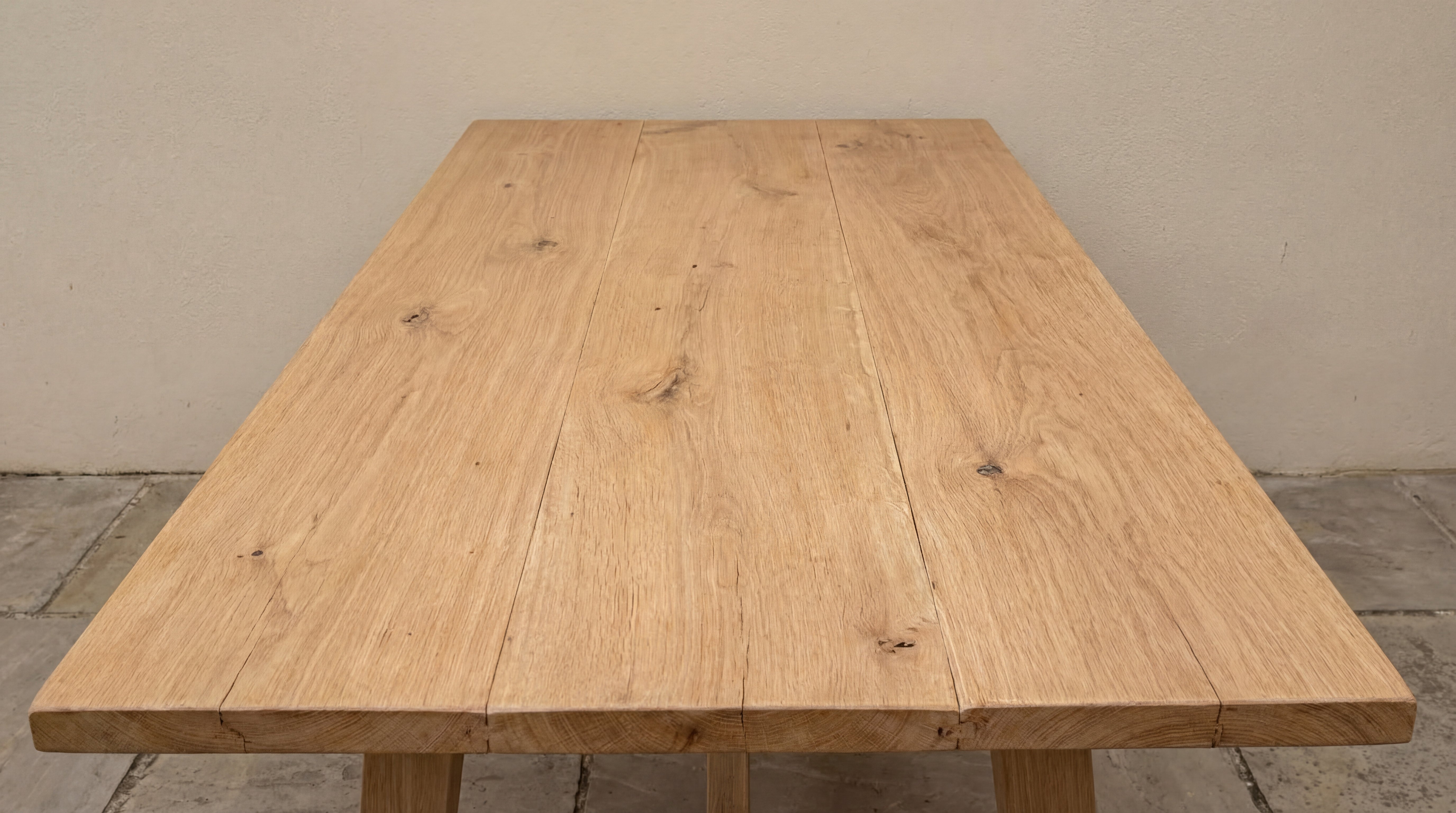 Detailansicht eines unbehandelten Holztisches als Ausgangszustand vor der Lackierung mit My Paint 2in1 Klarlack