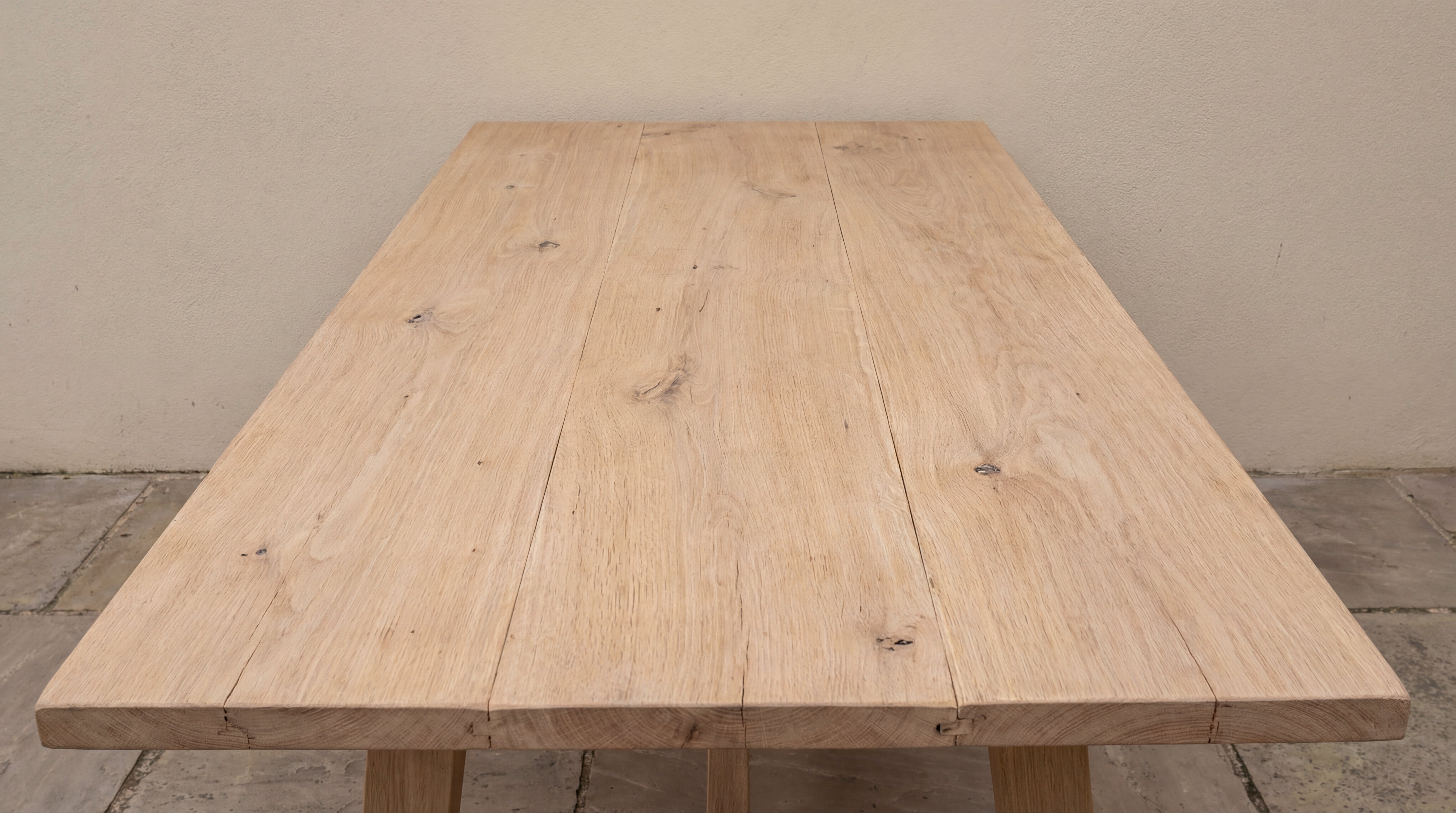 Unbehandelter Holztisch mit roher Oberflaeche vor dem Auftragen von My Paint 2in1 Klarlack