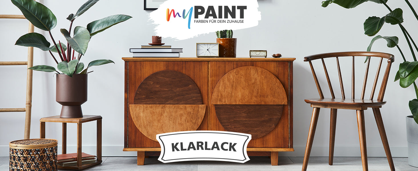 Wohnraum mit Holzsideboard und Stuhl als Anwendungsbeispiel für My Paint 2in1 Klarlack