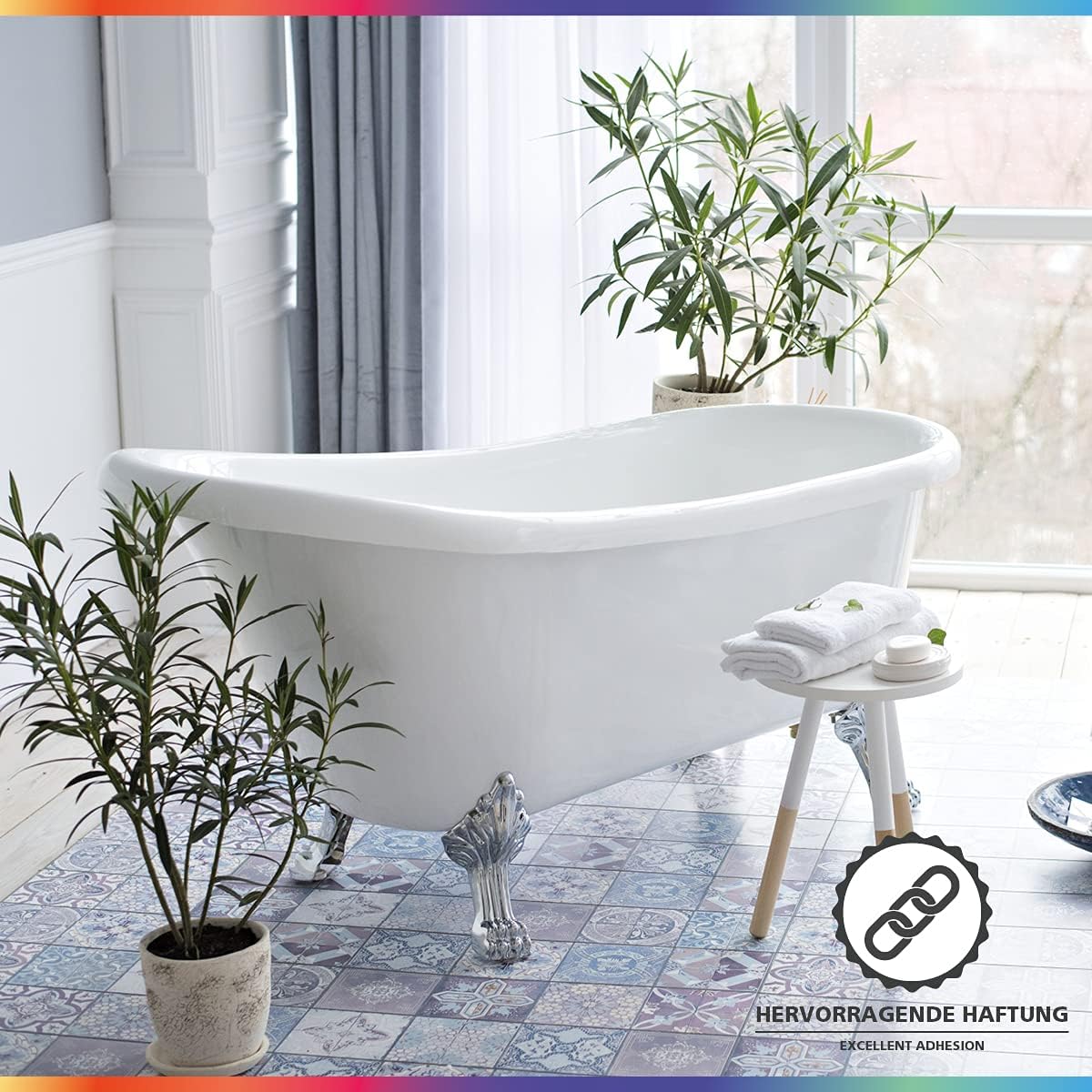 Mit My Paint Badewannenlack beschichtete freistehende Badewanne in hellem Badezimmer