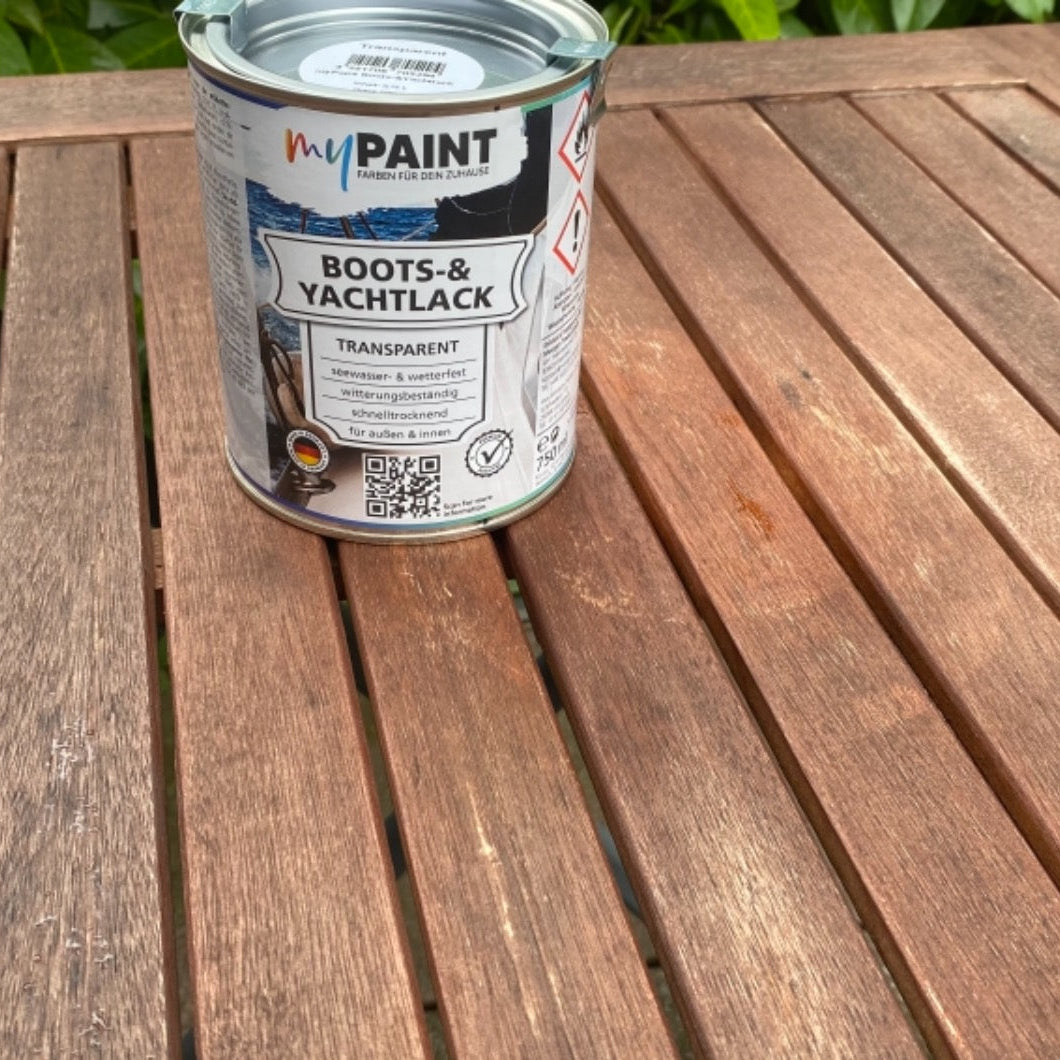 Dose My Paint Boots- und Yachtlack Transparent auf einem geoehlten Holztisch im Aussenbereich