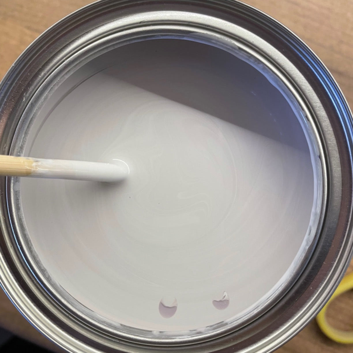 Geoeffnete Dose My Paint Fliesenlack mit weisser Farbe und Ruehrstab von oben gesehen