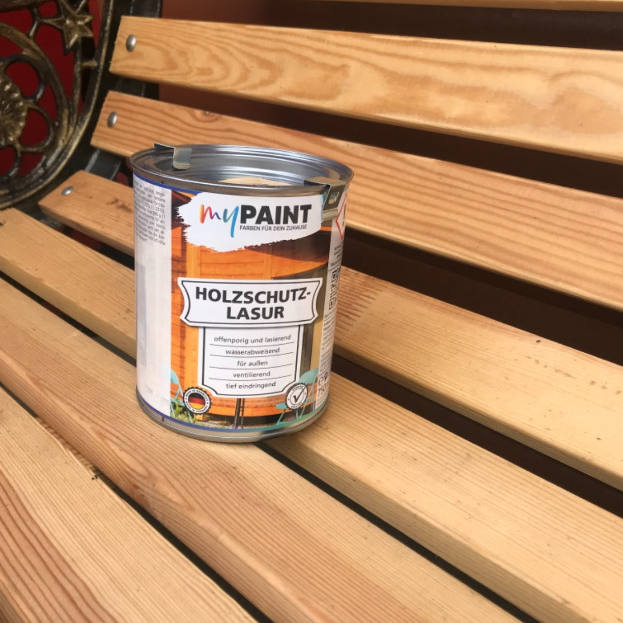 Dose My Paint Holzschutzlasur auf einer Holzbank als Beispiel für die Anwendung im Außenbereich