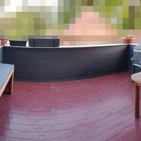 Mit My Paint Sockel- und Dachfarbe beschichteter Balkonboden mit gleichmaessiger dunkler Oberflaeche