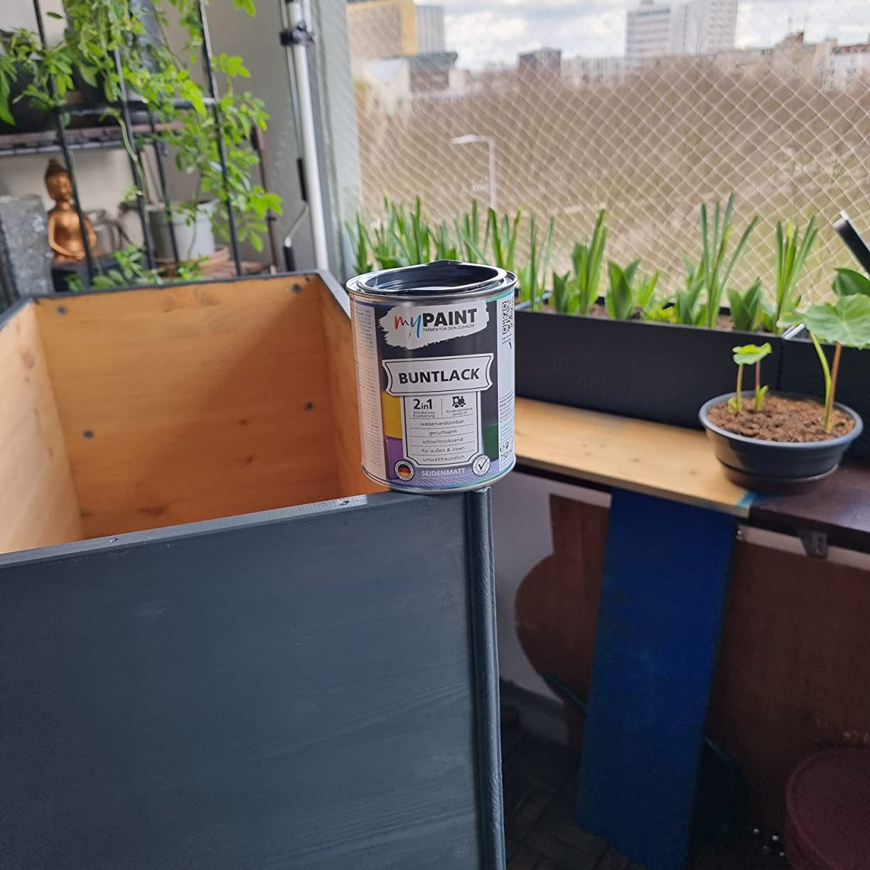 Anwendung von myPaint Buntlack auf Balkonmöbeln – ideal für Holz im Außenbereich, wetterbeständig und strapazierfähig.