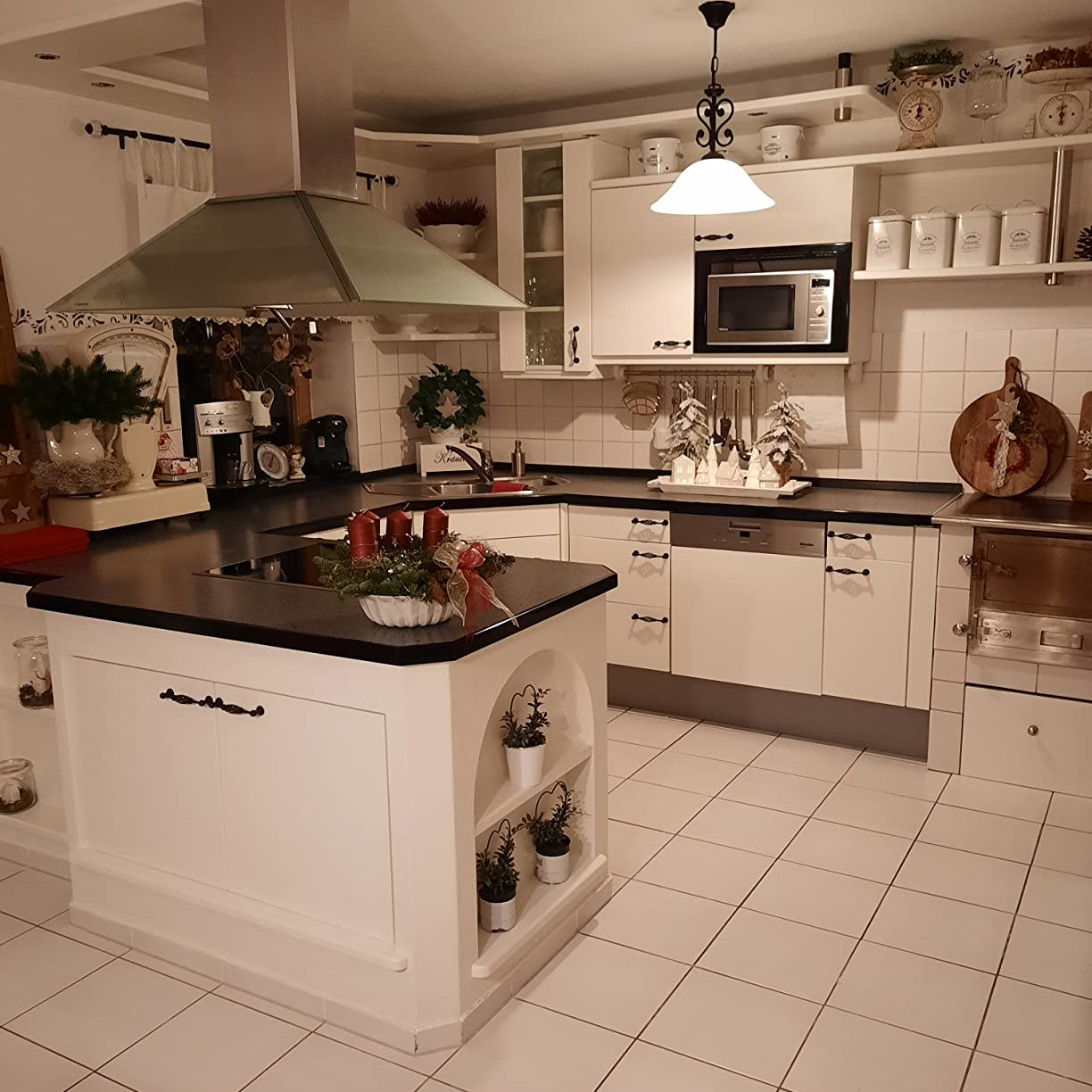 Mit myPaint Buntlack gestrichene Küchenmöbel in Weiß – robust, pflegeleicht und für stark beanspruchte Flächen geeignet.