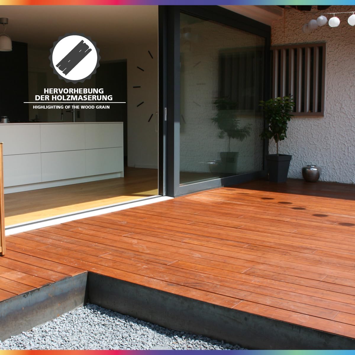 Mit My Paint Terrassenöl behandelter Holzterrassenboden im Außenbereich mit hervorgehobener natürlicher Holzmaserung.