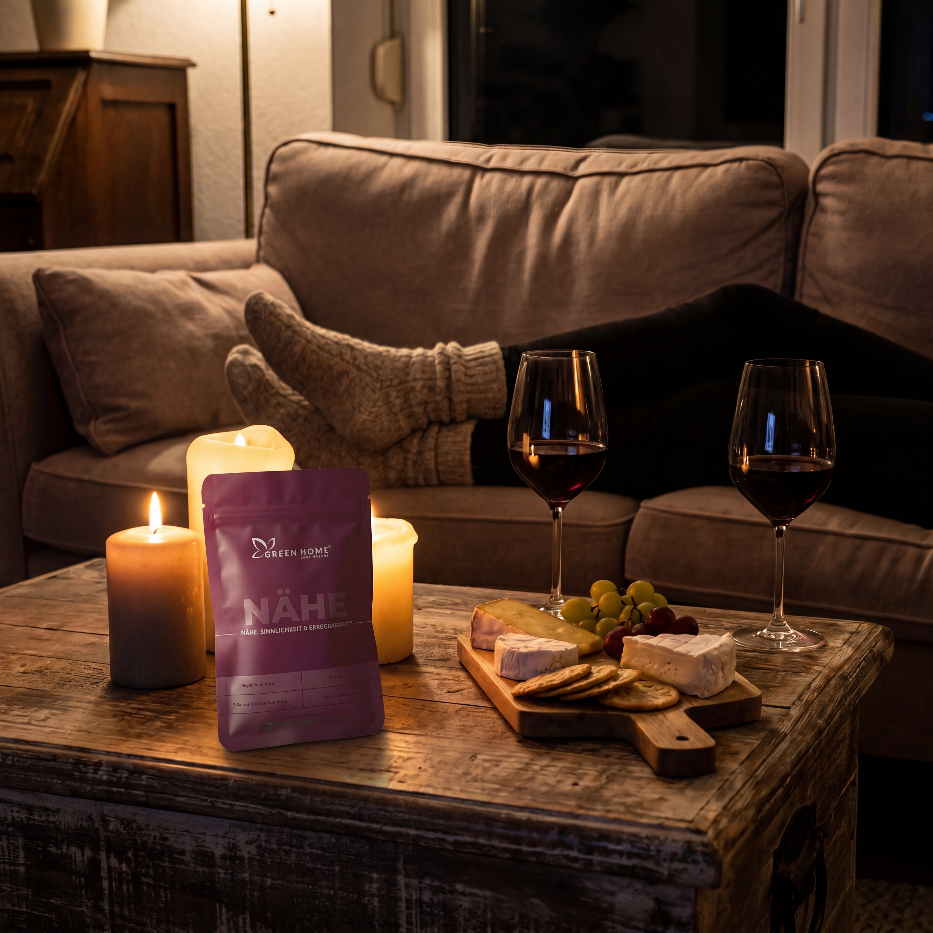 Gemütlicher Abend mit NÄHE Verpackung, Wein und Kerzen auf dem Couchtisch – Kundenfoto