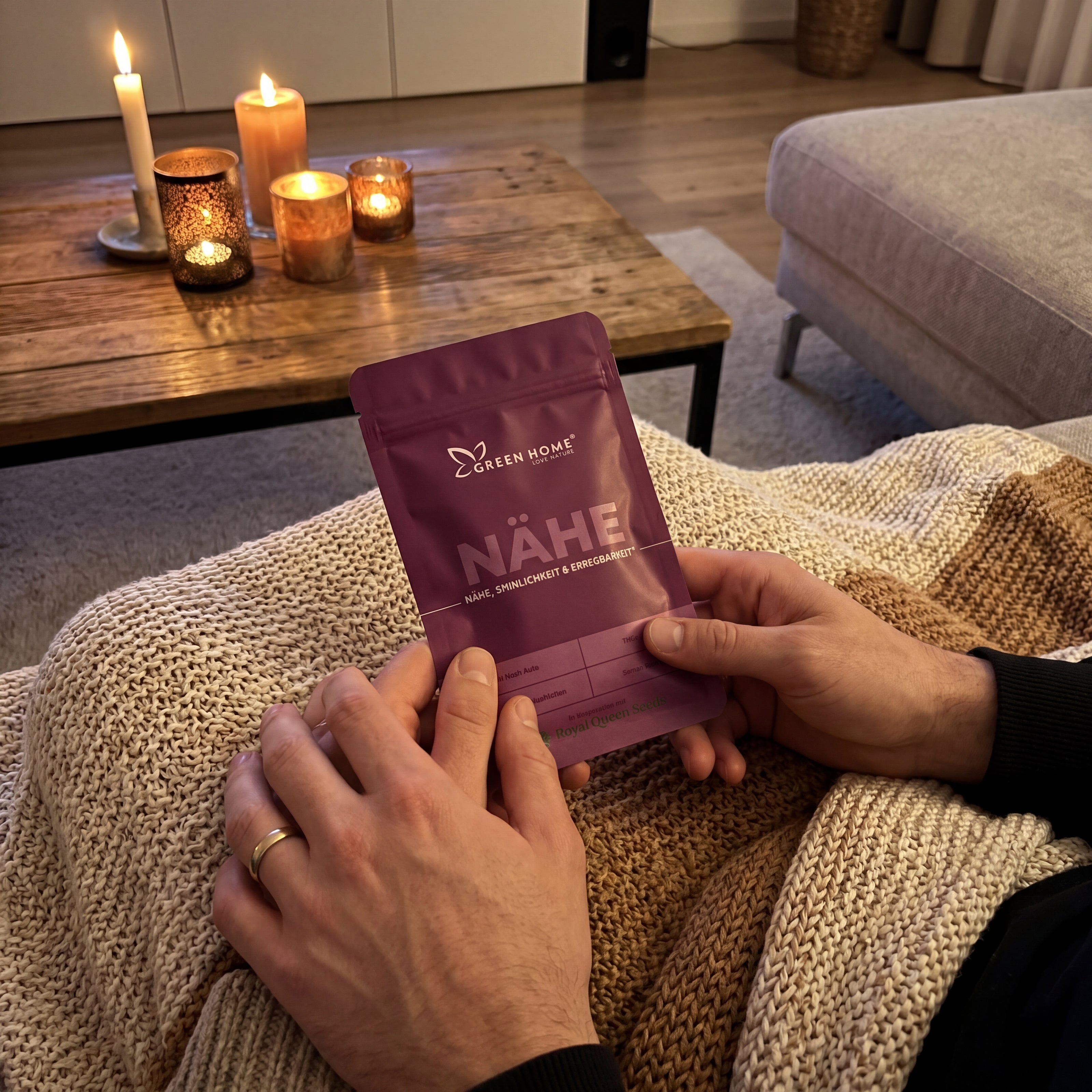 Paar hält NÄHE Verpackung gemeinsam auf dem Sofa bei Kerzenlicht – Kundenfoto