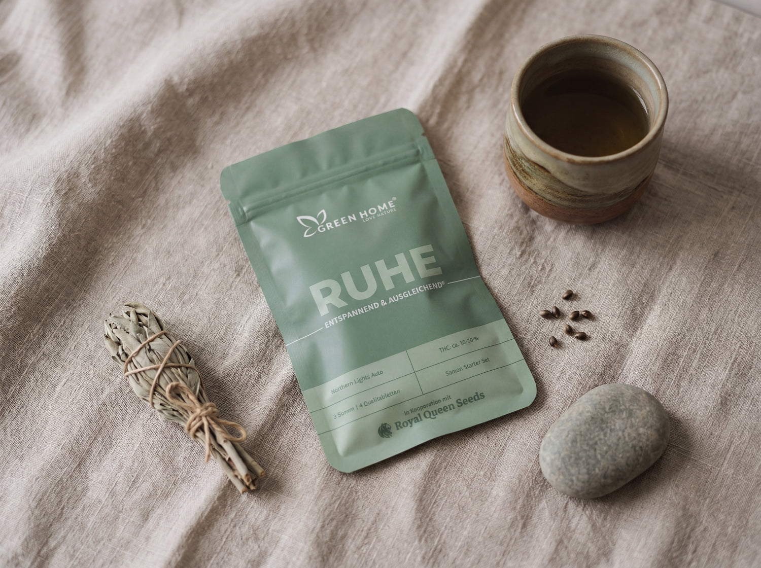 RUHE Cannabis Starter Set Stillleben mit Tee, Salbei und Cannabis Samen auf Leinen