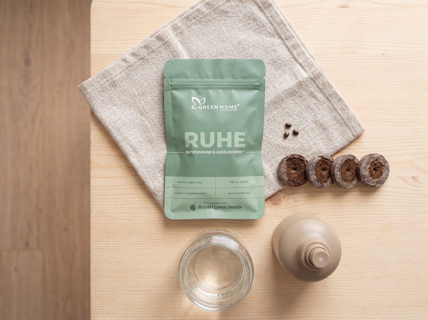 RUHE Cannabis Starter Set komplett – 3 Samen, 4 Quelltabletten auf Holztisch