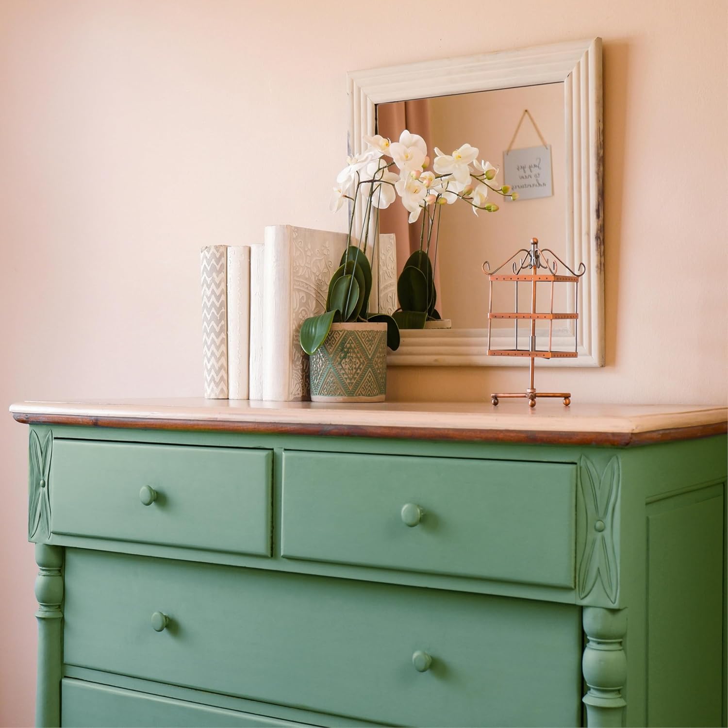 Grüne Shabby Chic Kommode gestrichen mit Kreidefarbe im Wohnraum