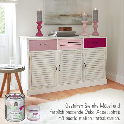 Mit Shabby Chic Kreidefarbe gestaltete Möbel und Deko-Accessoires mit pudrig-matten Farbakzenten