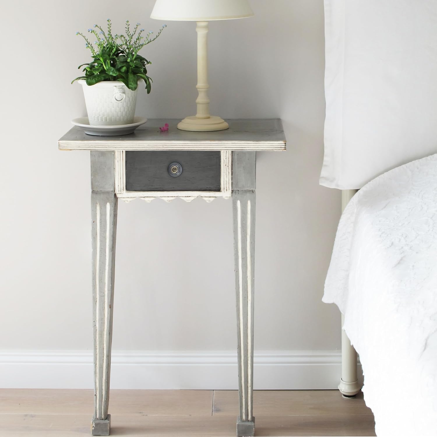 Nachttisch mit Shabby Chic Kreidefarbe gestrichen – matte Oberfläche im klassischen Landhausstil