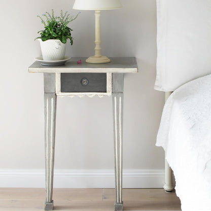 Nachttisch mit Shabby Chic Kreidefarbe gestrichen – matte Oberfläche im klassischen Landhausstil