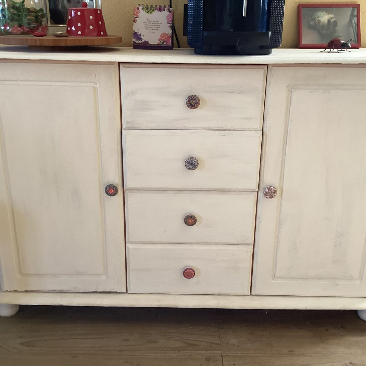 Weiße Küchenkommode im Shabby Chic Stil mit Kreidefarbe