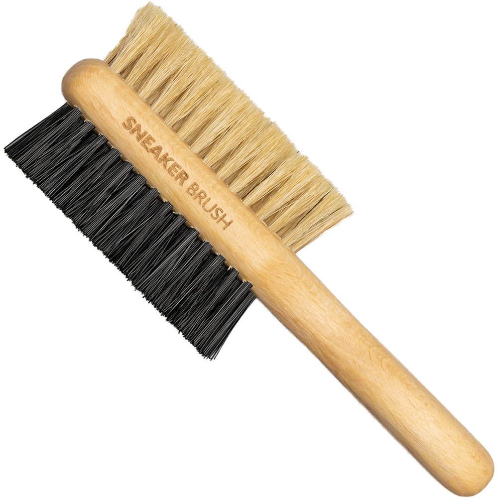 Sneaker Cleaner Premium Reinigungsbürste mit FSC-zertifiziertem Holzgriff und zwei Bürstenseiten aus hellen Naturborsten und schwarzen Polyamidborsten zur schonenden und gründlichen Schuhreinigung.
