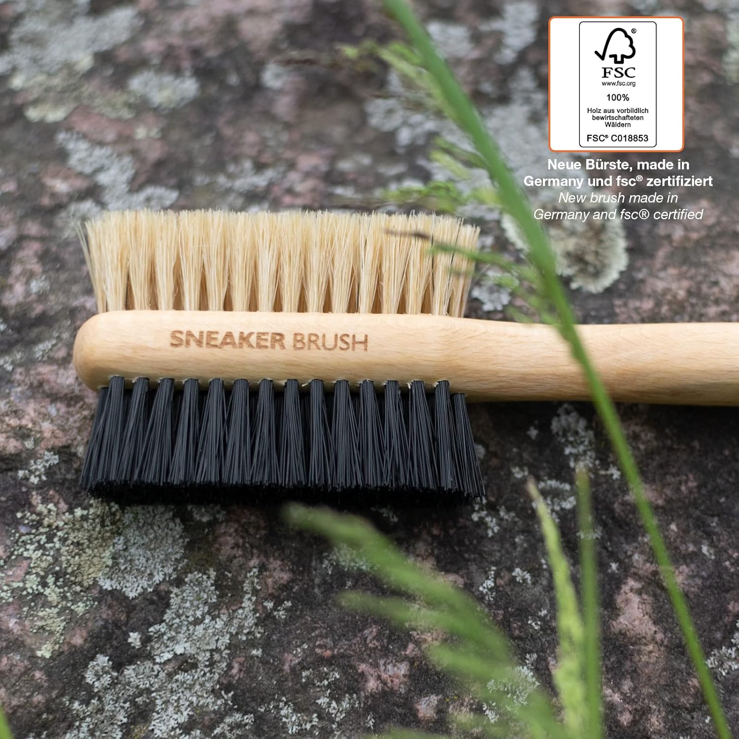 Sneaker Cleaner Premium Reinigungsbürste aus Buchenholz mit hellen und dunklen Borsten auf Naturstein mit FSC Zertifikat Hinweis zur nachhaltigen Herstellung.