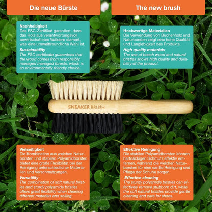 Sneaker Cleaner Premium Reinigungsbürste mit Holzgriff und zweifarbigen Borsten auf grünem Kleeuntergrund mit Hinweisen zu Nachhaltigkeit und hochwertigen Materialien.