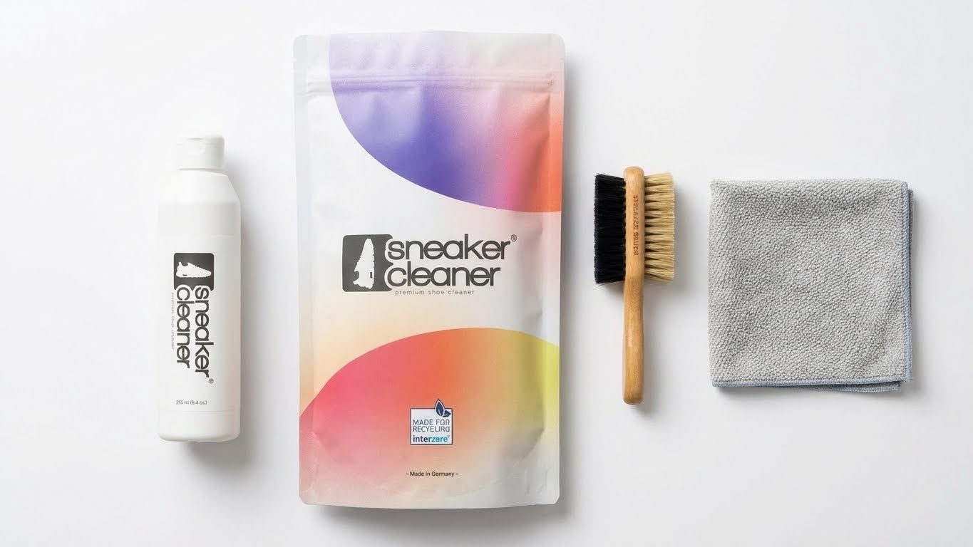 Produktübersicht des Sneaker Cleaner Reinigungssets mit Reinigerflasche, nachhaltiger Verpackung, Doppelbürste und Mikrofasertuch.