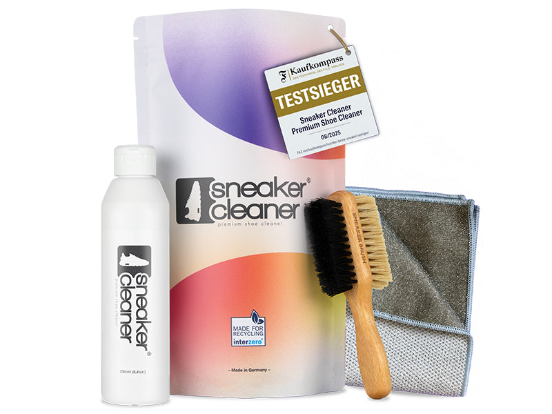 Sneaker Cleaner Reinigungsset mit 250 ml Reiniger, FSC-zertifizierter Doppelbürste, Mikrofasertuch und Testsieger-Siegel auf der Verpackung.