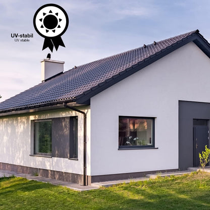 Modernes Einfamilienhaus mit gestrichener Fassade und Dach als Beispiel fuer Sockel- und Dachfarbe im Aussenbereich