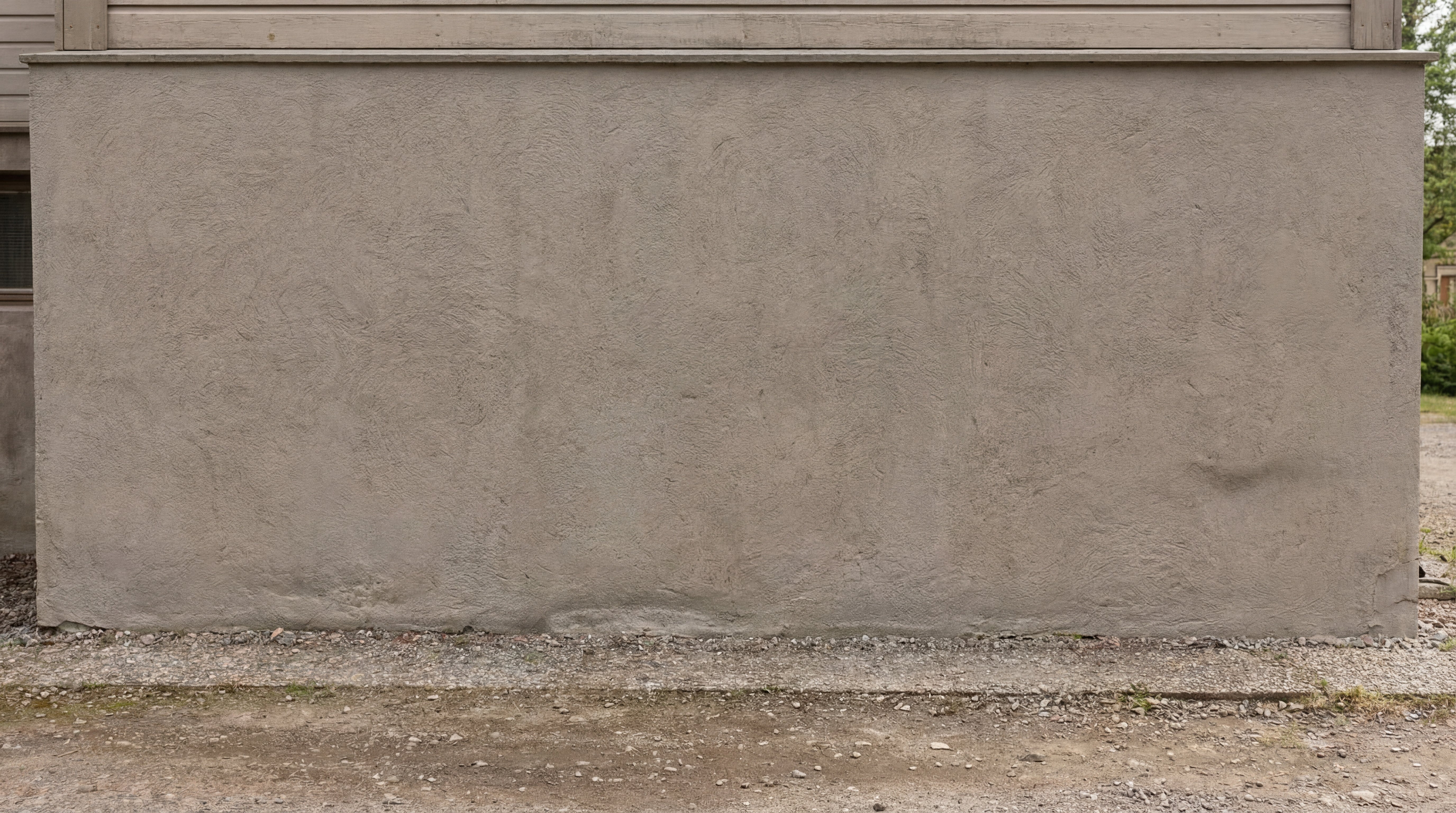 Gestrichene Sockelwand im Aussenbereich mit gleichmaessiger, sauberer Oberflaeche nach dem Anstrich