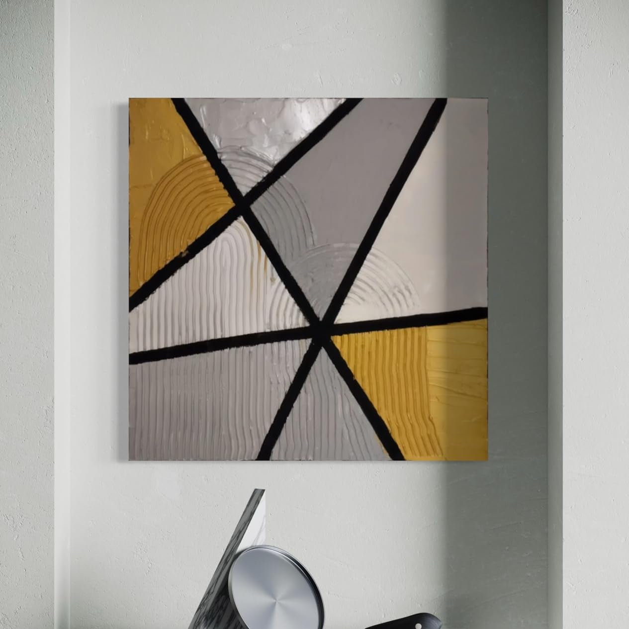 Modernes geometrisches Wandkunstwerk mit Strukturpaste-Relief in Weiß, Grau und Gelb.