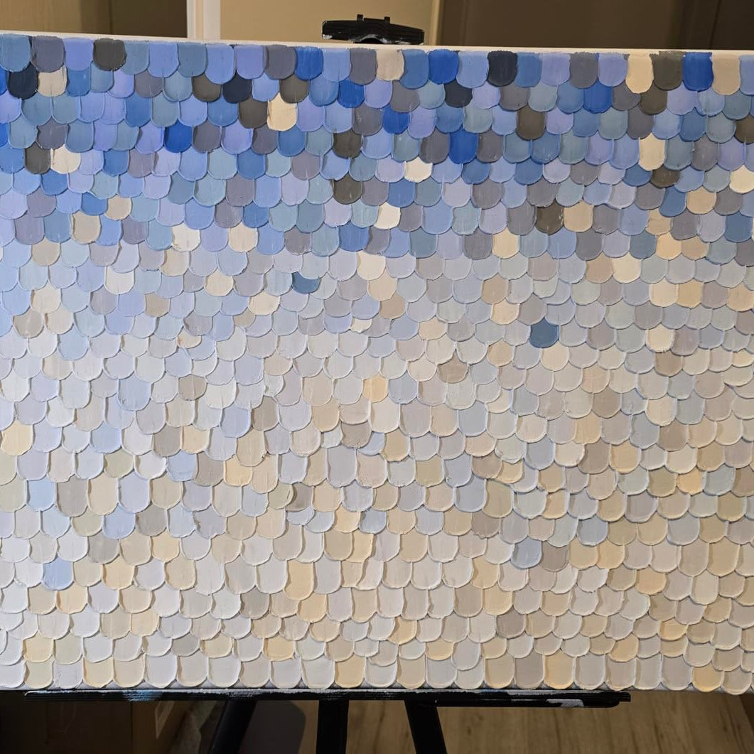 Textured Art Leinwand mit schuppenartigem Muster aus Strukturpaste in Weiß- und Blautönen.