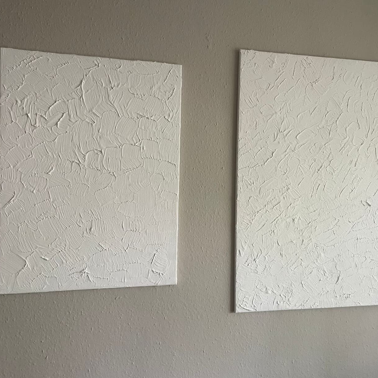 Vergleich zweier Leinwände mit unterschiedlichen Strukturpaste-Texturen für kreative Oberflächeneffekte.