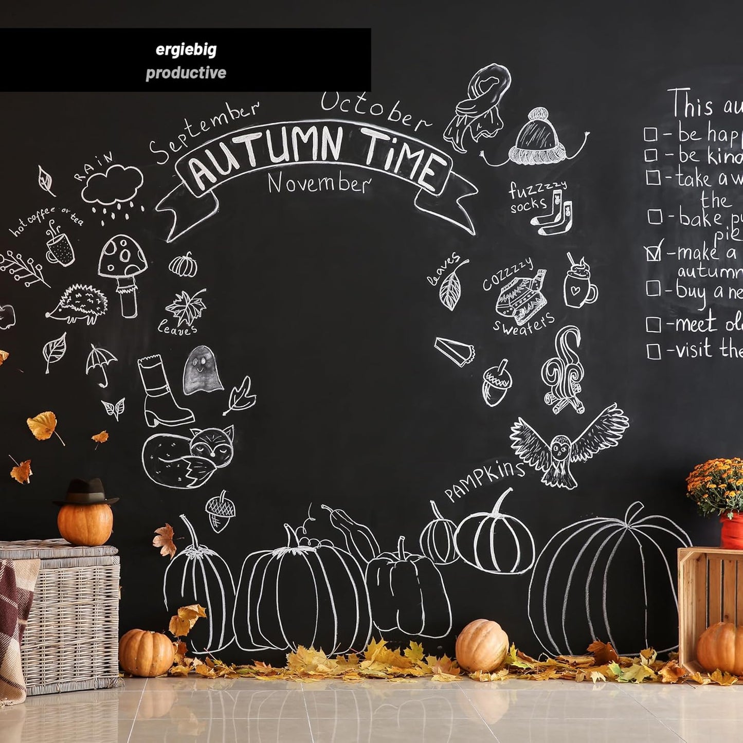 Mit Kreide bemalte schwarze Wand mit herbstlichen Motiven und Schriftzuegen