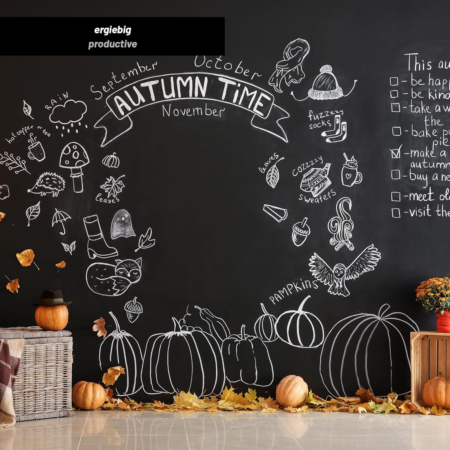 Mit Kreide bemalte schwarze Wand mit herbstlichen Motiven und Schriftzuegen