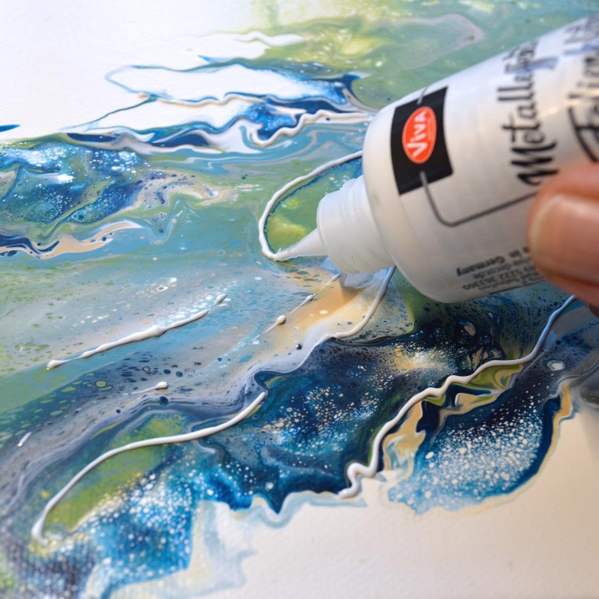 Feiner Auftrag des Metalleffekt-Folienklebers auf Kunstoberfläche – ideale Haftung für filigrane Metallic-Details