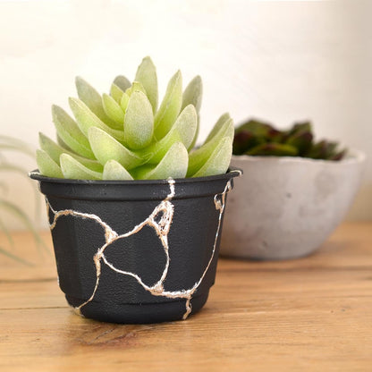 Pflanztopf mit feinen Metalleffekt-Linien – dekoriert mit Viva Decor Metalleffekt-Folienkleber und Metallfolie