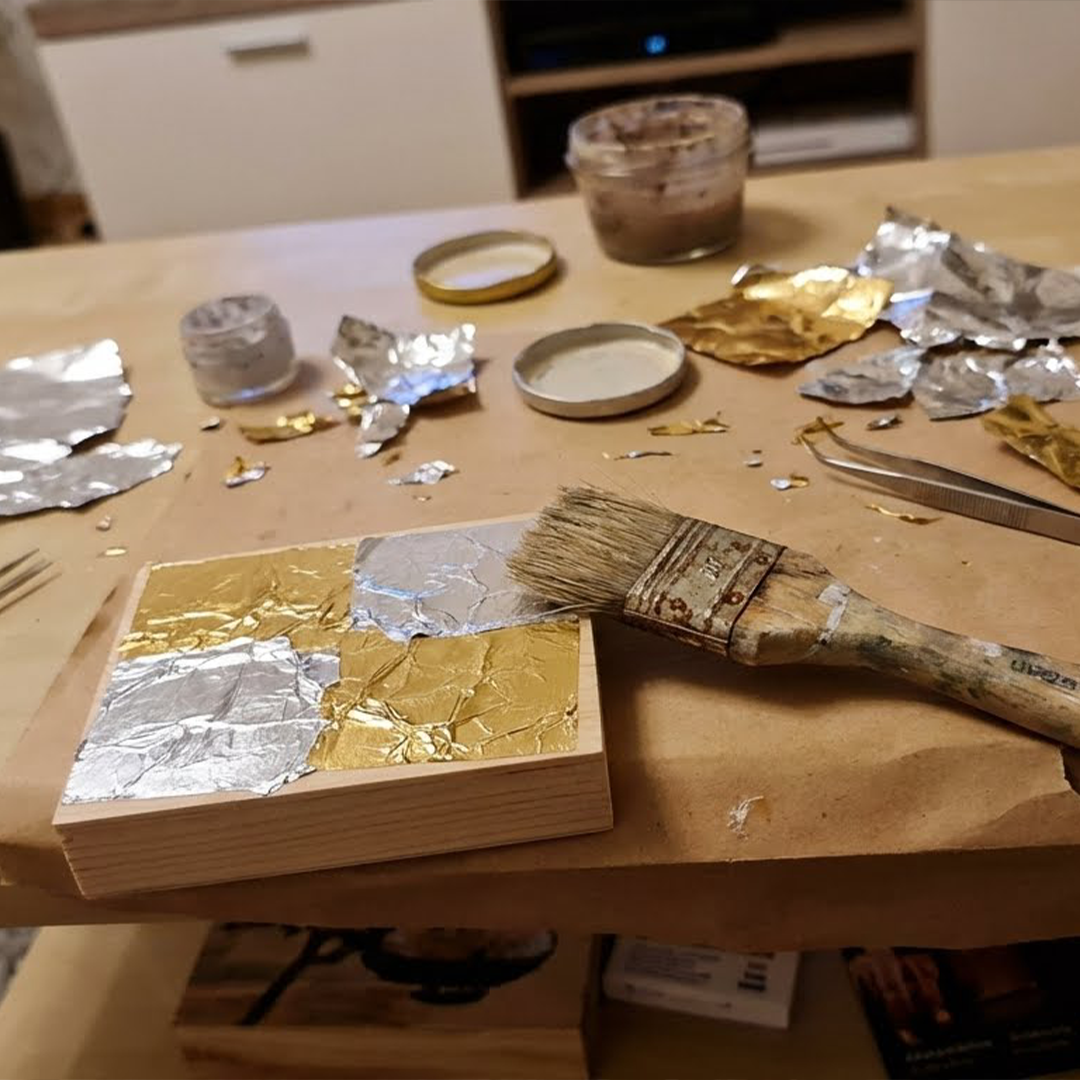 Kundenprojekt mit Viva Decor Metalleffekt-Folienkleber – Holzobjekt mit Gold- und Silberfolien veredelt