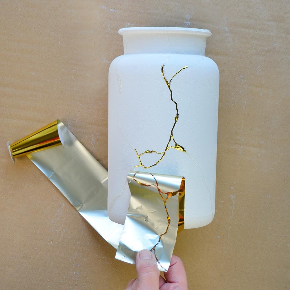 Aufbringen und Abziehen von Metalleffekt-Folie auf Kleber – präzise Veredelung mit Viva Decor Metalleffekt-Folienkleber