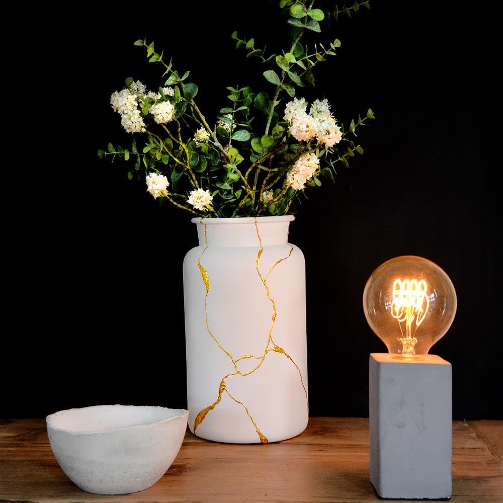 Dekorative Vase mit goldenen Metalleffekt-Akzenten – veredelt mit Viva Decor Metalleffekt-Folienkleber